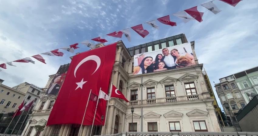 Beyoğlu Belediye Başkanı İnan Güney’in ailesiyle çekilmiş fotoğrafı, CHP'nin düzenlediği