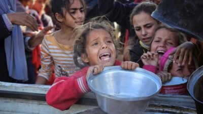 İngiltere Başbakanı Keir Starmer, İsrail'in Gazze'ye yönelik insani yardımlar üzerindeki