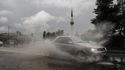 İstanbul Valiliği, akşam saatlerinden itibaren beklenen aralıklı, gök gürültülü sağanak