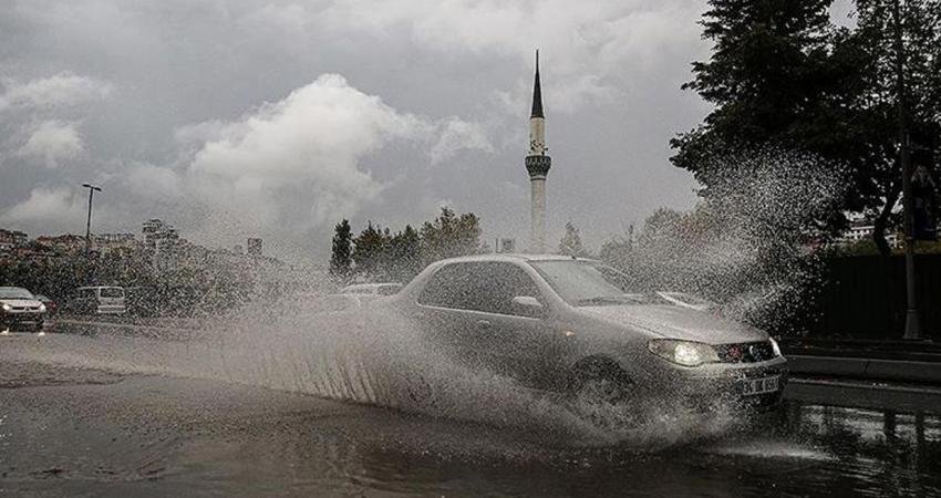 İstanbul Valiliği, akşam saatlerinden itibaren beklenen aralıklı, gök gürültülü sağanak