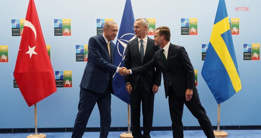 İsveç'in NATO'ya üyelik başvurusuyla ilgili kısmen gizli belgelerin bulunduğu bir