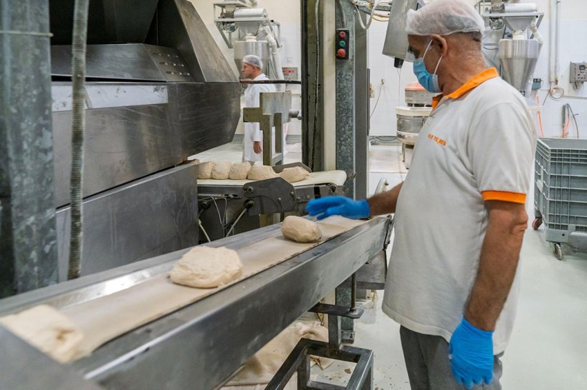 İzmir’de ekmeğe zam yapılırken, İzmir Büyükşehir Belediyesi’nin Çiğli’deki Halk Ekmek