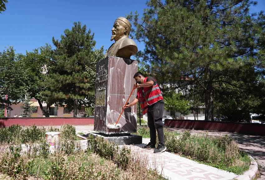 Keçiören Belediyesi, ilçe genelinde yürüttüğü kapsamlı peyzaj ve temizlik çalışmalarıyla