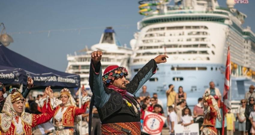 Kuşadası’nda 30 Ağustos Zafer Bayramı coşkuyla kutlanıyor. Kutlama programı, sabah