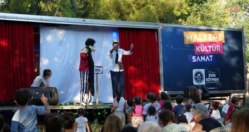 Maltepe Belediyesi’nin “Çat Kapı Tiyatro” sloganıyla başlattığı çocuk tiyatroları devam