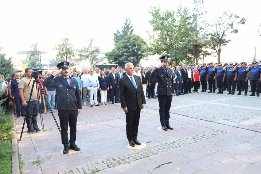 Mamak Belediyesi, 30 Ağustos Zafer Bayramı’nı belediye hizmet binası önünde