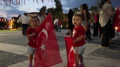 Manavgat Belediyesi, 30 Ağustos Zafer Bayramı’nı binlerce vatandaşın katılımıyla coşku