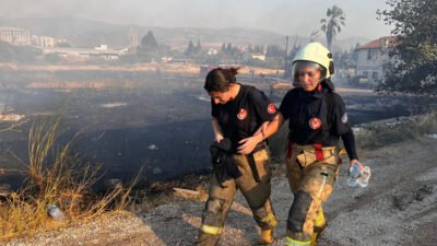 İzmir Büyükşehir Belediyesi itfaiye ekipleri, İzmir’in Menemen ilçesine bağlı Maltepe