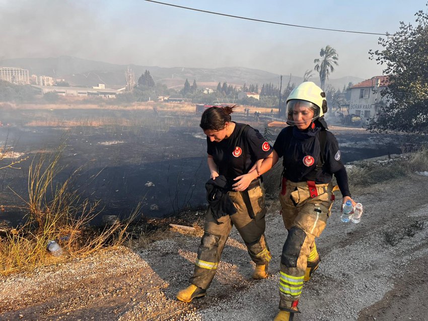 Menemen’deki ot yangını fabrikalara sıçramadan kontrol altına alındı İzmir Büyükşehir Belediyesi itfaiye ekipleri, İzmir’in Menemen ilçesine bağlı Maltepe