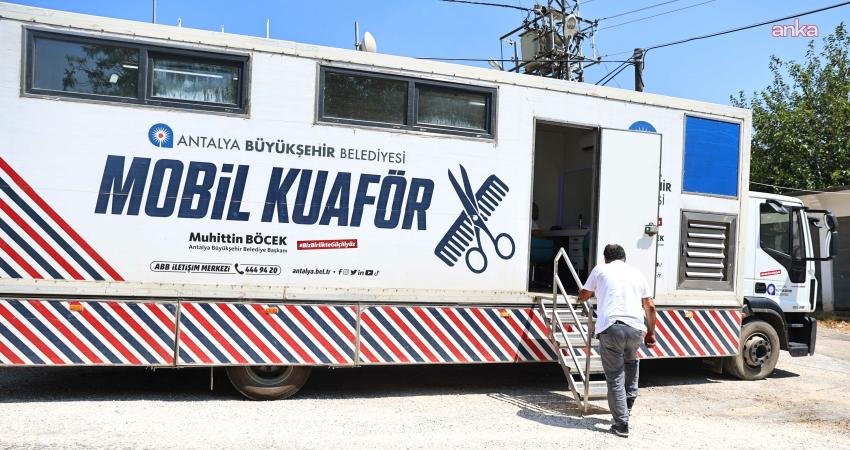 Antalya Büyükşehir Belediyesi’nin kuaför ve berber olmayan mahallelerde vatandaşlara hizmet