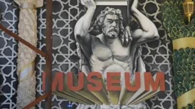 Aydın’ın Karacasu ilçesinde belediye binasının duvarlarına Afrodisias eserlerini resmetmek için