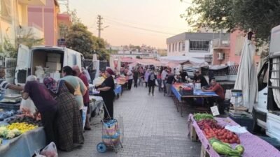 Osmaniye'nin Kadirli ilçesinde birçok vatandaş semt pazarına fiyatların ucuzladığı akşam