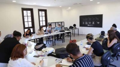 Eskişehir Büyükşehir Belediyesi, Sanat Sokağı’nda düzenlediği atölye çalışmalarıyla sanatseverleri bir