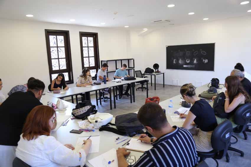 Eskişehir Büyükşehir Belediyesi, Sanat Sokağı’nda düzenlediği atölye çalışmalarıyla sanatseverleri bir