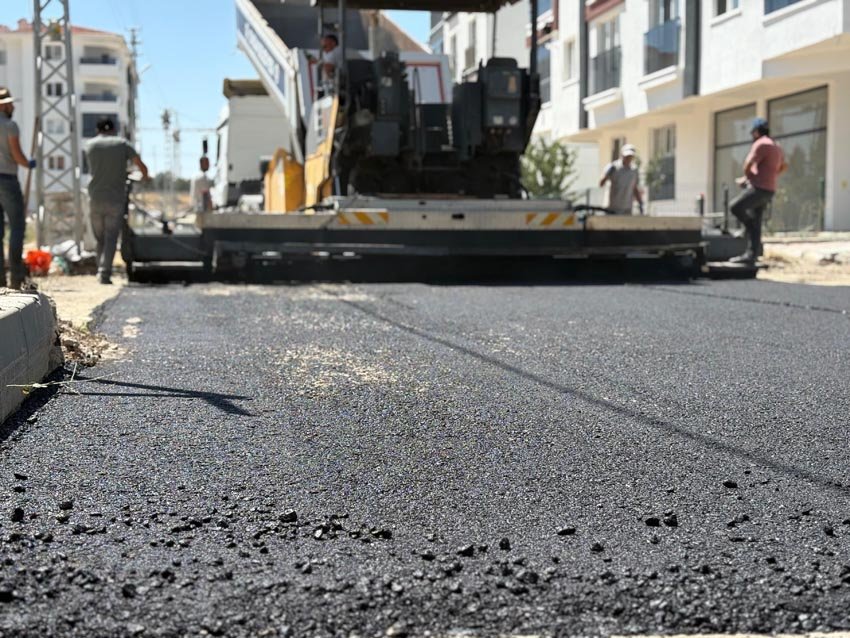 Sincan Belediyesi ulaşımın konforu için yoğun asfalt mesaisine devam ediyor.