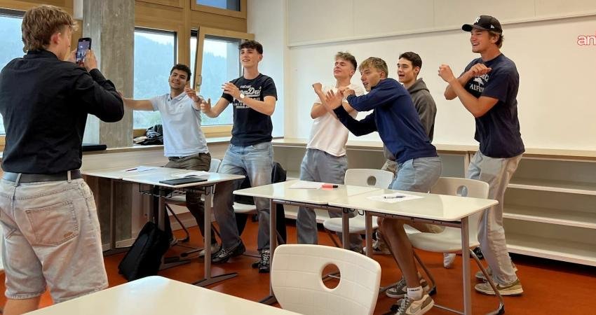Almanya'da liseli gençlerin milyonlarca izlenen TikTok videoları, kısa sürede onları