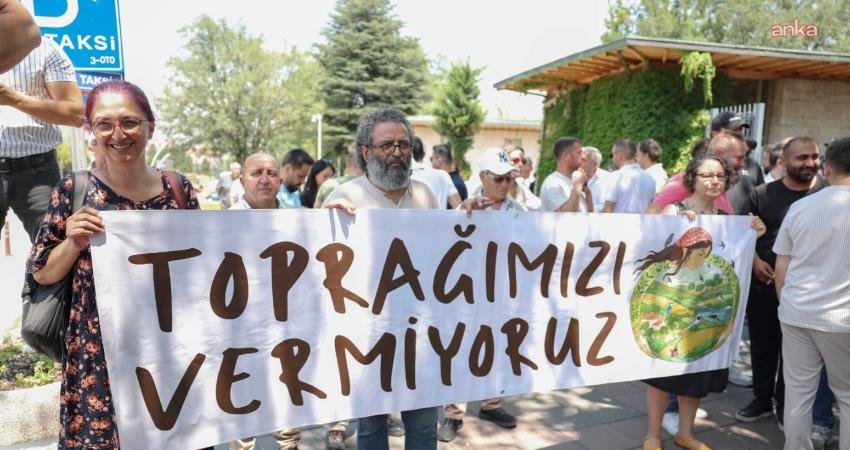 Toprağımızı Vermiyoruz Platformu, zeytinliklerin madencilik faaliyetlerine açılmasını da öngören kanunu protesto