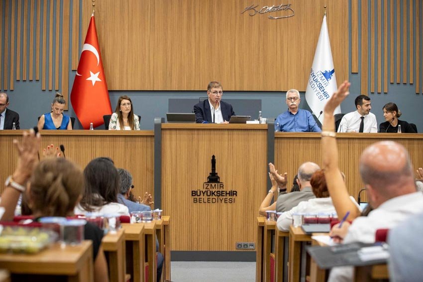 İzmir Büyükşehir Belediye Başkanı Dr. Cemil Tugay, meclis toplantısında kentsel