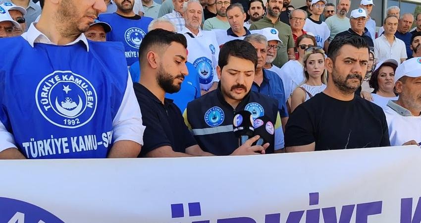 Türkiye Kamu Sen Elazığ Şubesi üyeleri, SGK İl Binası önünde