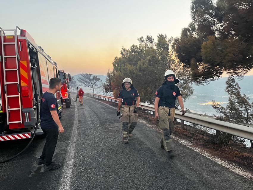 İzmir’in Urla ilçesine bağlı Barbaros Mahallesi'nde başlayan orman yangını, İzmir