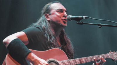 Türk rock müziğinin sevilen ismi Ogün Sanlısoy, Urla'nın eşsiz atmosferinde