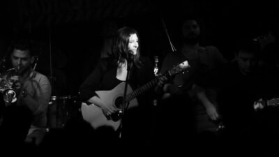 Başarılı müzisyen Güler Özince, Urla'nın eşsiz atmosferinde müzikseverlerle buluşmaya hazırlanıyor.