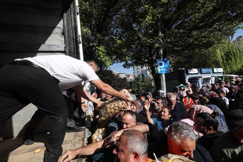 Yenimahalle Belediyesi, üreticiye destek olmak amacıyla satın aldığı 100’er tona