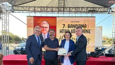 Bandırma Belediyesi’nin düzenlediği 7. Bandırma Kitap Günleri, Cumhuriyet Meydanı’nda edebiyat,