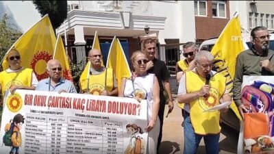 Eğitim-Sen Mersin Şubesi üyeleri, Yenişehir İlçe Milli Eğitim Müdürlüğü önünde