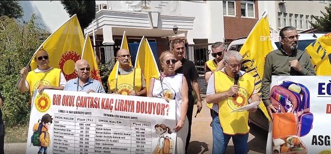 Eğitim-Sen Mersin Şubesi üyeleri, Yenişehir İlçe Milli Eğitim Müdürlüğü önünde