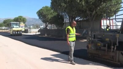 İzmir Büyükşehir Belediyesi’nin 30 ilçede başlattığı asfalt seferberliği hız kesmeden