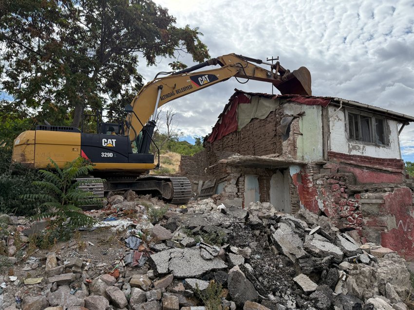 Altındağ Belediyesi, mahallelerin güvenliğini ve halk sağlığını tehdit eden metruk