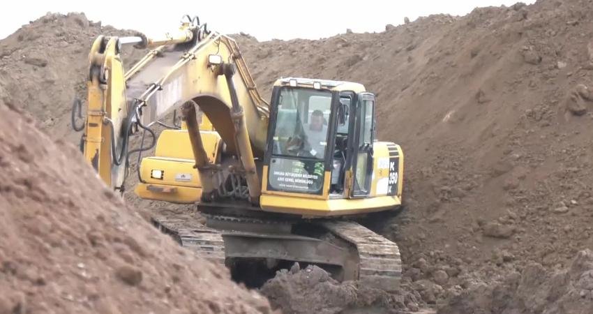 ASKİ Genel Müdürü Akçay: “Yüzde 20’lik bir düşüşü Ankara’nın tamamında ‘su kesilme’ şeklinde lanse etmek çok anlamlı değil” ASKİ Genel Müdürü Memduh Aslan Akçay, Kesikköprü hattındaki boruların patlamasından