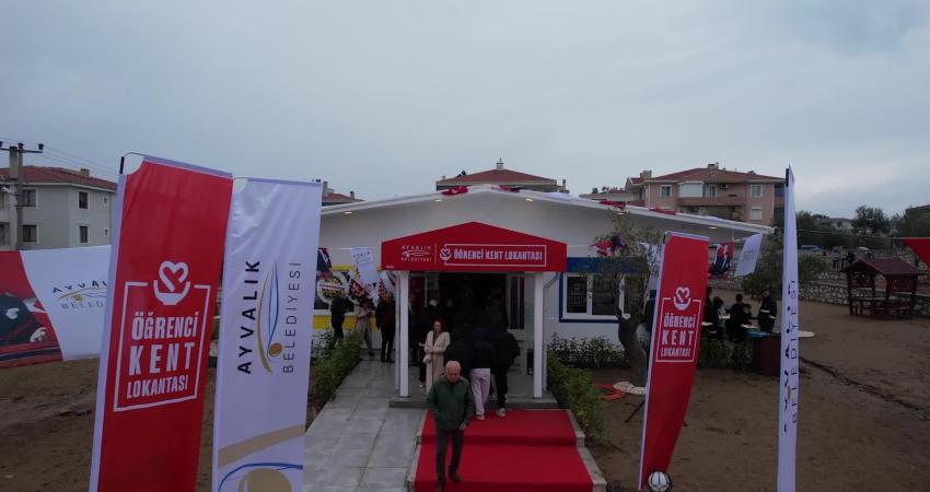 Ayvalık’ta öğrenci kent lokantalarında 3 çeşit yemek bu yıl da 30 TL Ayvalık Belediyesi, geçen yıl öğrencilerin bütçesine destek amacıyla hizmete açtığı