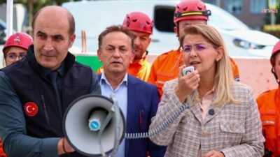 Bakırköy Belediyesi, İstanbul İtfaiyesi’nin de katılımıyla deprem tatbikatı düzenledi. Belediye