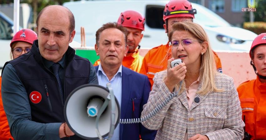Bakırköy Belediyesi, İstanbul İtfaiyesi’nin de katılımıyla deprem tatbikatı düzenledi. Belediye