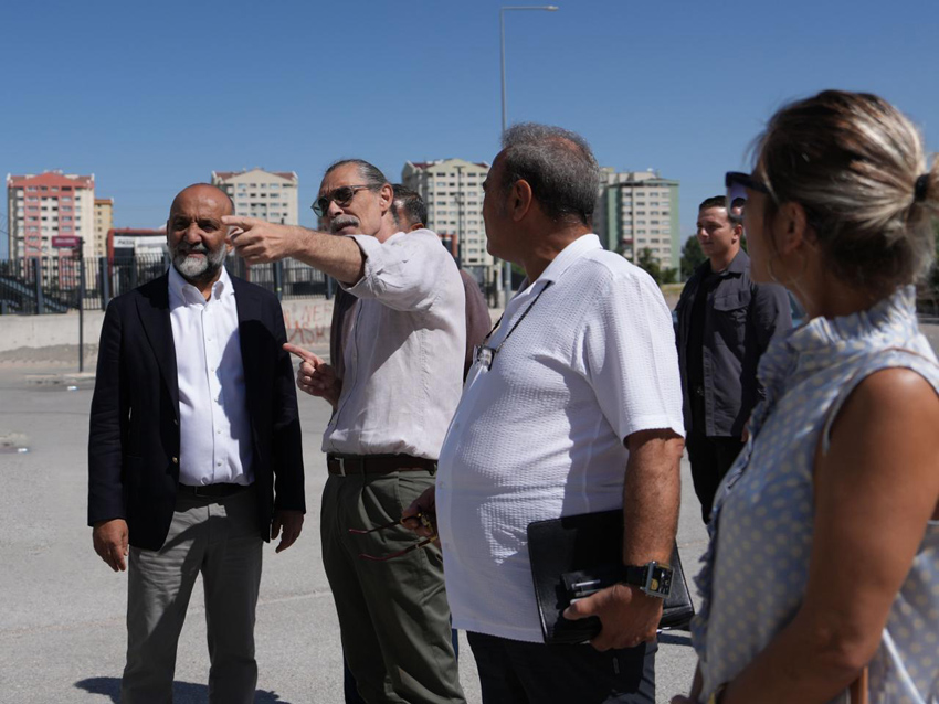 Başkan Beşikcioğlu, saha incelemelerini sürdürüyor! Etimesgut Belediye Başkanı Erdal Beşikcioğlu, vatandaşlardan gelen taleplerin hızlı ve