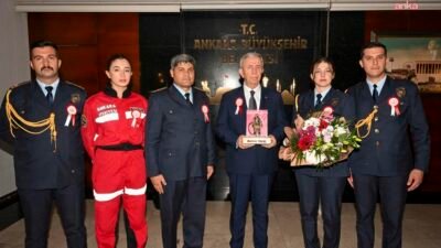 Ankara İtfaiyesi personeli, İtfaiye Haftası dolayısıyla Ankara Büyükşehir Belediye Başkanı