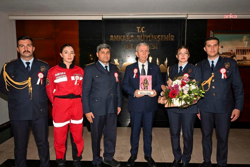 Ankara İtfaiyesi personeli, İtfaiye Haftası dolayısıyla Ankara Büyükşehir Belediye Başkanı