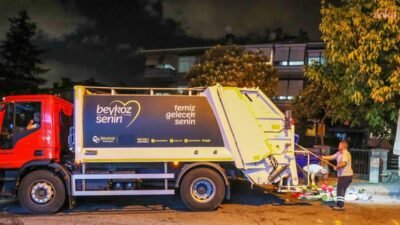 Beykoz Belediyesi Temizlik İşleri Müdürlüğü’ne bağlı ekipler, pazar esnafının tezgahlarını
