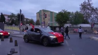 Beyoğlu'nda bir grup yurttaş, 19 Ağustos'ta CHP'li belediyelere yönelik operasyonlar