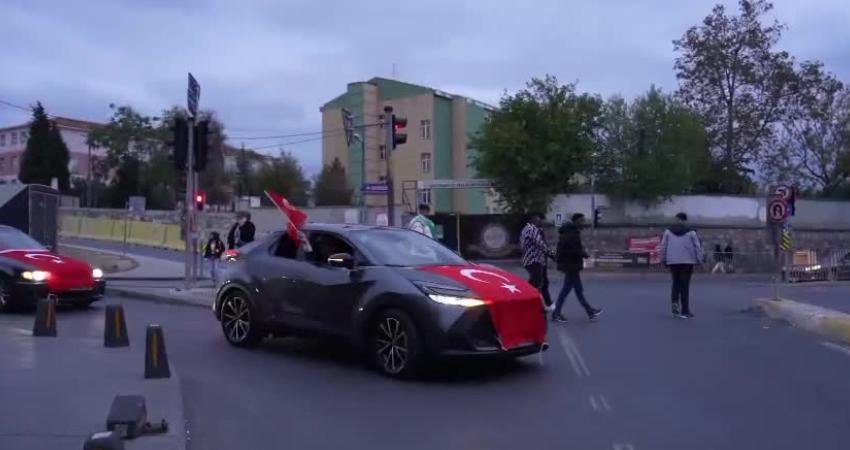 Beyoğlu'nda bir grup yurttaş, 19 Ağustos'ta CHP'li belediyelere yönelik operasyonlar