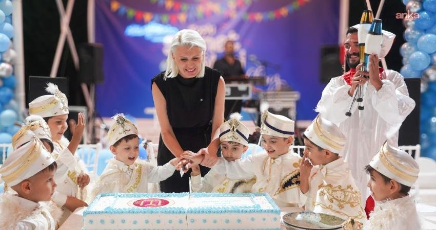 Bilecik Belediyesi tarafından düzenlenen toplu sünnet şöleninde çocuklar hem eğlenceli