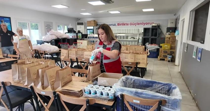 Bornova Belediyesi’nden öğrencilere ilk gün desteği Bornova Belediyesi, yeni eğitim öğretim yılının ilk gününde dezavantajlı bölgelerdeki