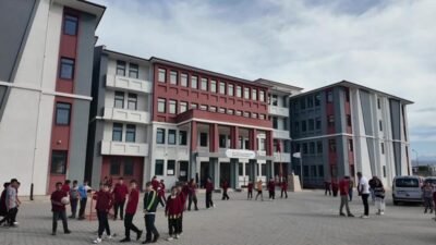 Bornova Belediyesi, dezavantajlı bölgelerdeki okullarda hayata geçirdiği beslenme desteğini sürdürüyor.