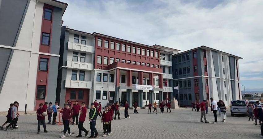 Bornova Belediyesi, dezavantajlı bölgelerdeki okullarda hayata geçirdiği beslenme desteğini sürdürüyor.