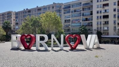 Bornova Belediyesi, kuruyan ağaçların yerine kokulu çiçeklere sahip sakura ve