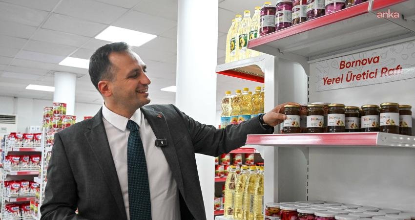 Bornova Belediyesi, 7 Kent Market şubesinde ihtiyaç sahibi vatandaşlara verilen