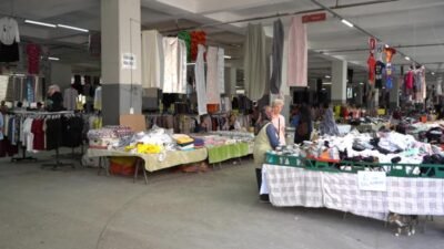 Bornova Belediyesi’nin Merkez Kapalı Pazaryeri’nde her Cuma kurulan Kıyafet Pazarı,