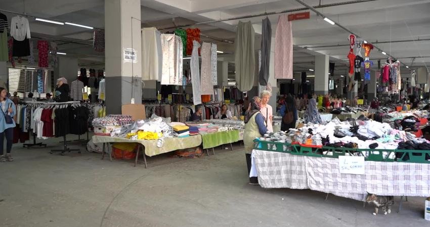 Bornova’da Kıyafet Pazarı büyük ilgi görüyor Bornova Belediyesi’nin Merkez Kapalı Pazaryeri’nde her Cuma kurulan Kıyafet Pazarı,